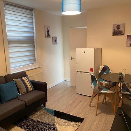 Excellent And Amazing Apartment With Private Parking กิลลิงแงม ภายนอก รูปภาพ