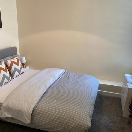 Excellent And Amazing Apartment With Private Parking กิลลิงแงม ภายนอก รูปภาพ