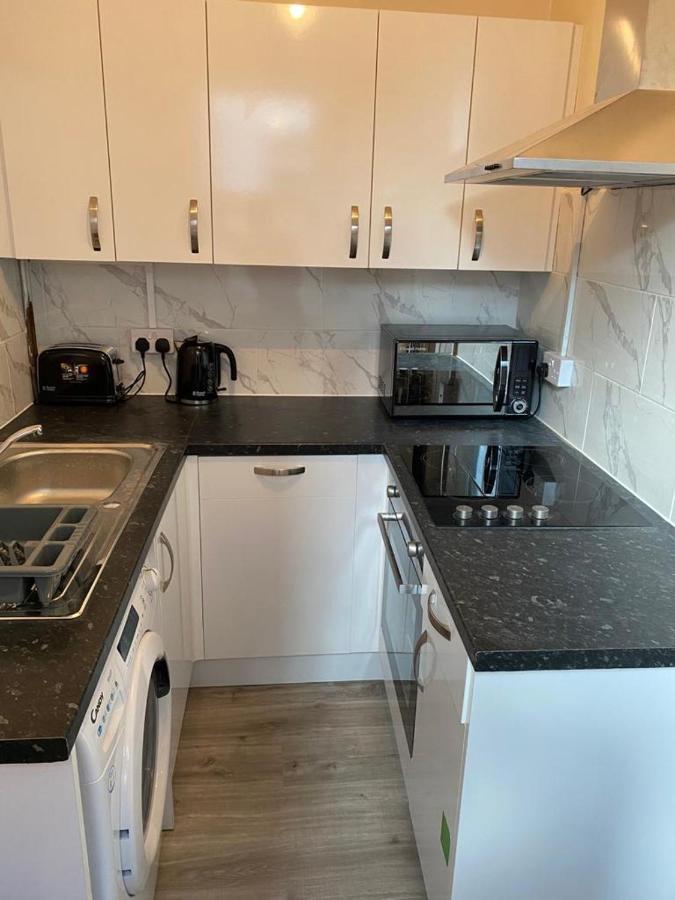 Excellent And Amazing Apartment With Private Parking กิลลิงแงม ภายนอก รูปภาพ