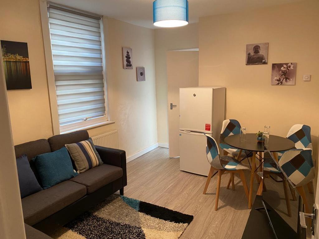 Excellent And Amazing Apartment With Private Parking กิลลิงแงม ภายนอก รูปภาพ