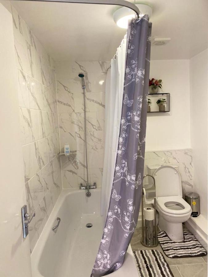 Excellent And Amazing Apartment With Private Parking กิลลิงแงม ภายนอก รูปภาพ