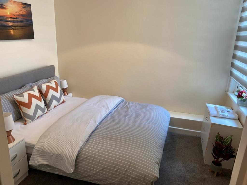 Excellent And Amazing Apartment With Private Parking กิลลิงแงม ภายนอก รูปภาพ