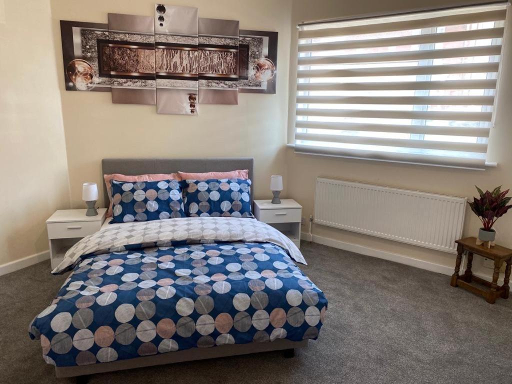 Excellent And Amazing Apartment With Private Parking กิลลิงแงม ภายนอก รูปภาพ