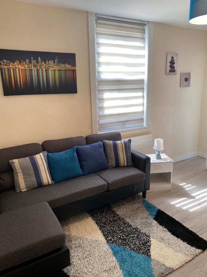 Excellent And Amazing Apartment With Private Parking กิลลิงแงม ภายนอก รูปภาพ