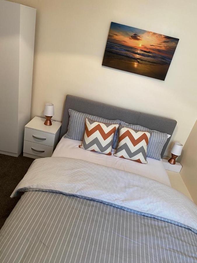 Excellent And Amazing Apartment With Private Parking กิลลิงแงม ภายนอก รูปภาพ