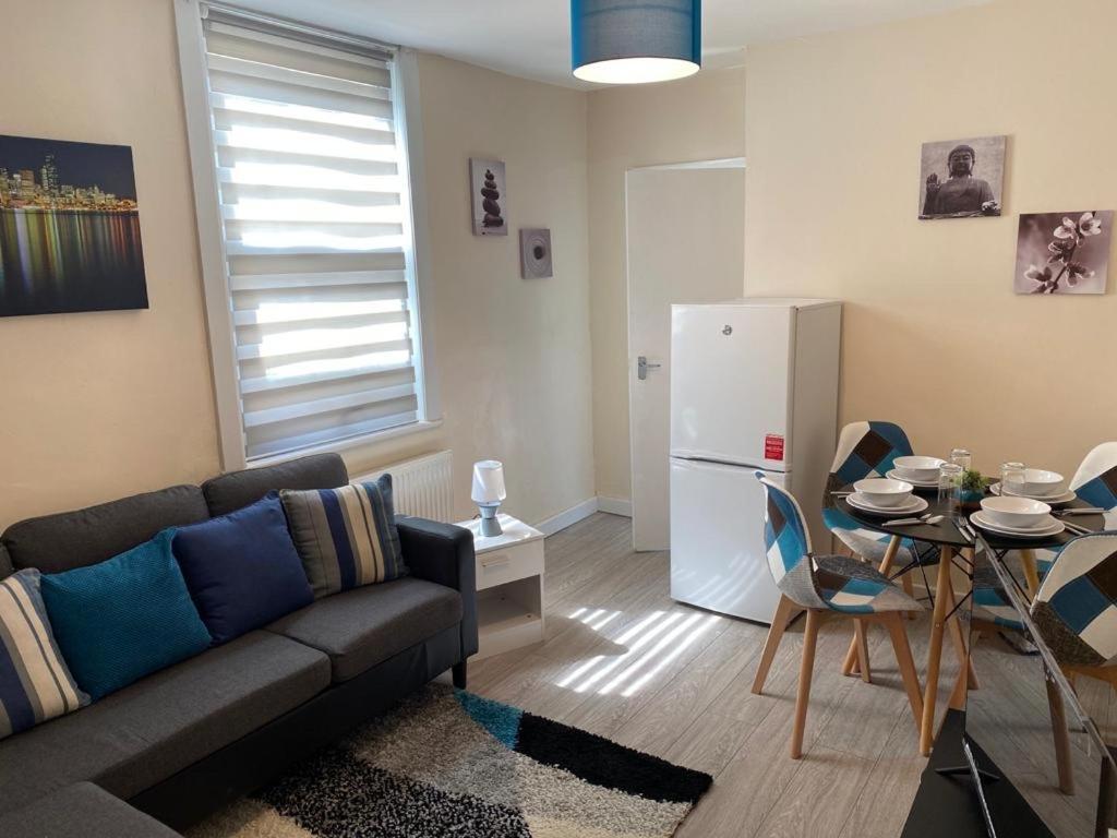 Excellent And Amazing Apartment With Private Parking กิลลิงแงม ภายนอก รูปภาพ