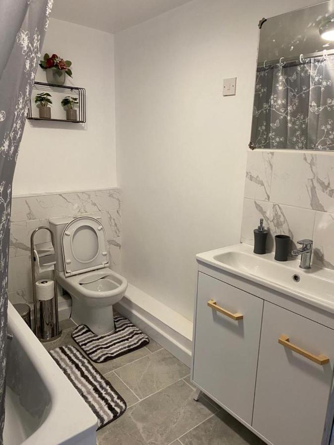 Excellent And Amazing Apartment With Private Parking กิลลิงแงม ภายนอก รูปภาพ